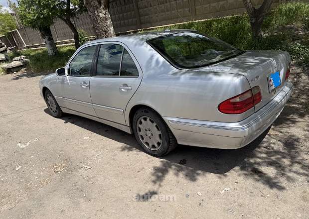 Mercedes-Benz E 320